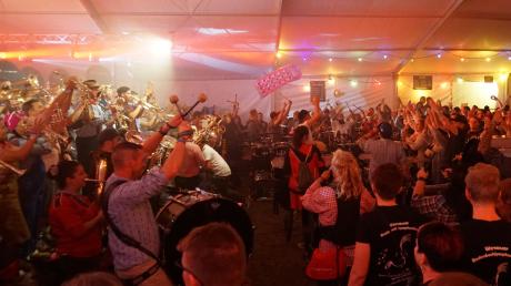 Einer der Höhepunkte im gut besuchten Festival-Zelt: Bei „Gugg am See“ spielten auch die „Note.Quetscher“ auf – die Gemeinschaftsband aus 120 Musikern aus verschiedenen Orten hat sich vor 16 Jahren gegründet.