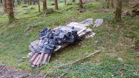In einem Wald bei Altenstadt wurden diese Müllreste gefunden. Die Polizei sucht nun Zeugen. 