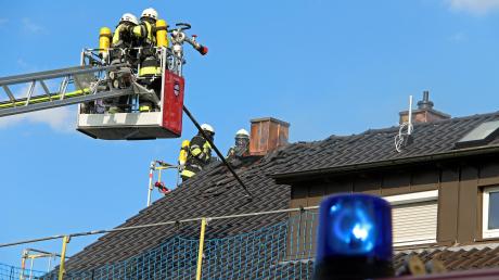 Ein brennender Dachstuhl hat am Freitagnachmittag in Vöhringen dutzende Einsatzkräfte von Feuerwehr und Polizei auf den Plan gerufen.