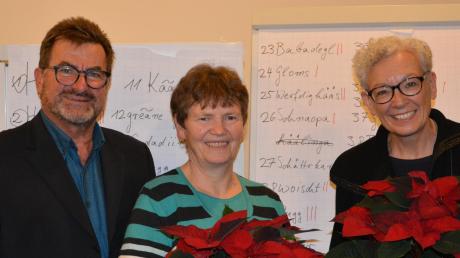 Lieselotte Koch (Mitte) wurde vom Vorsitzendem Erwin Reiter für ihren Vorschlag „Muggaseggele“ beschenkt. Rechts im Bild: Edith Burkhart-Funk. 