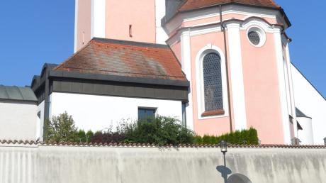 Die Außenmauer der Winterrieder Kirche soll saniert werden.