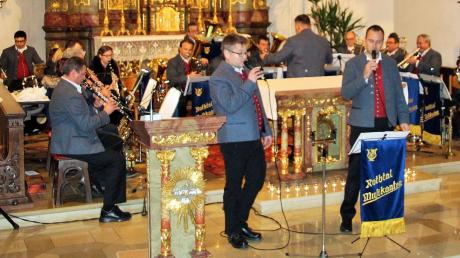 Mit einem festlichen Konzert zur Weihnachtszeit begeisterten die Oberrother Musikanten das Publikum in der gefüllten Stephanus-Kirche. Unser Bild zeigt das Gesangsduo mit Andreas Schlegel (links) und Manuel Weiser. 