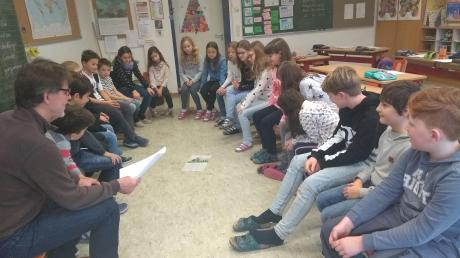 Im Religionsunterricht haben Schüler der Babenhauser Grundschule darüber gesprochen, was sich auf der Welt ändern müsste und niedergeschrieben.
