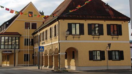 Durch die 40 Jahre alten Fenster des Dietenheimer Rathauses zieht es „wie Hechtsuppe“, sagt der Bürgermeister. Nun soll das Gebäude saniert werden.  	