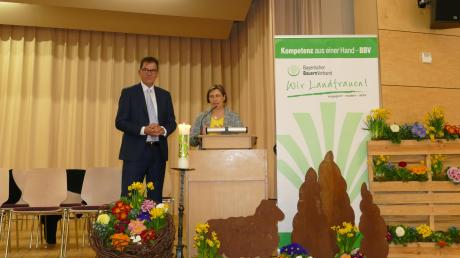 Bundesentwicklungsminister Gerd Müller und die Bezirksbäuerin Christiane Ade sprachen beim Landfrauentag in Au zum Thema „Im Dialog bleiben“.