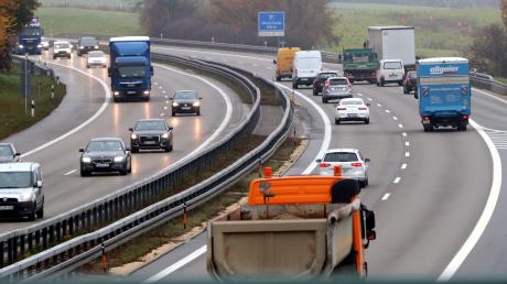 Ein Unfall mit einem Sattelzug ist am Dienstagmorgen auf der Autobahn bei Vöhringen glücklicherweise glimpflich ausgegangen. 