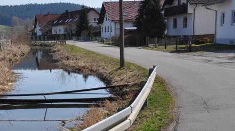 Eine Sanierung der Greimeltshofer Straße am Mühlbach in Kirchhaslach ist notwendig – noch ist allerdings keine Lösung gefunden.