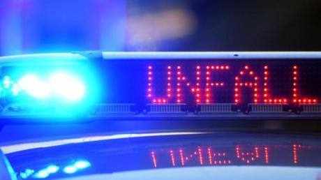 Eine 19-Jährige fuhr laut Polizei mit ihrem Auto bei der Auffahrt Kühbach Nord auf die Bundesstraße auf und übersah dabei den Wagen eines 44-Jährigen, der Vorfahrt hatte. Es kam zum Zusammenstoß.