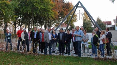 Die Dietenheimer Stadträte besichtigen den neu gestalteten Friedhofs in Regglisweiler: Außer zwei Mitgliedern stellen sich alle wieder zur Wahl.  	