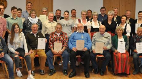 Das Bild zeigt einen Teil der mehr als 50 geehrten Mitglieder des Schützenvereins Hubertus Greimeltshofen. 