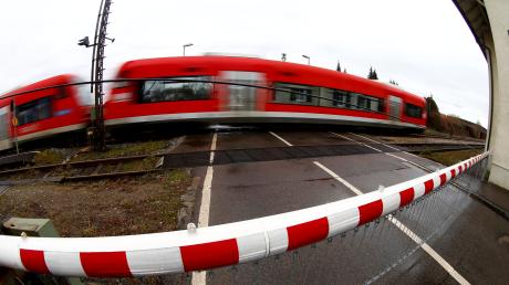 Glück im Unglück für einen Lkw-Fahrer an einem Bahnübergang bei Obermeitingen.