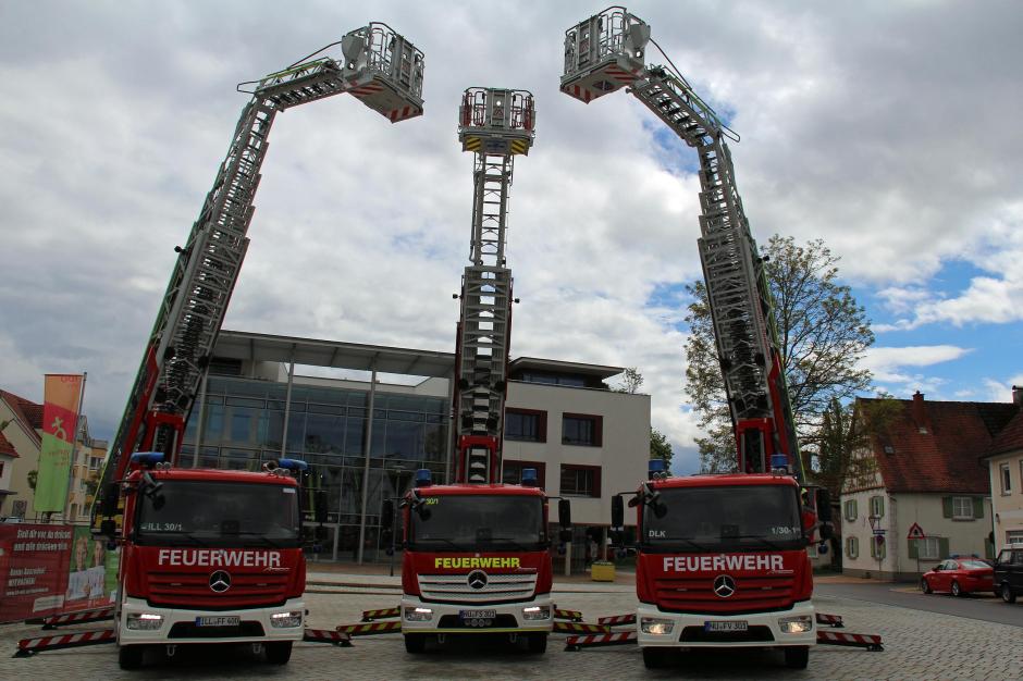 Das sind die drei neuen Drehleitern der Feuerwehren Illertissen, Vöhringen und Senden. Weil die Wehren sich zusammengetan haben, konnten die Städte einiges sparen.