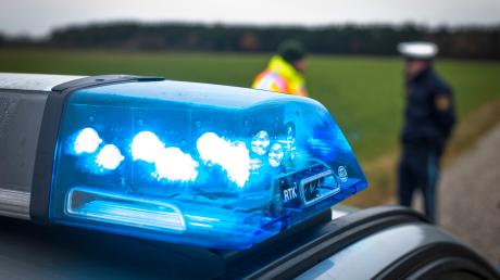 Die Polizei sucht einen geflohenen Unfallverursacher in Oettingen. (Symbolbild)