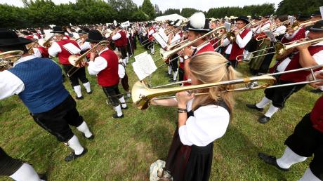 Mehr als 50 Musikkapellen versammelten sich in Olgishofen zum Gemeinschaftschor. Das war einer der Publikumsmagneten des 56. Bezirksmusikfestes im ASM-Bezirk 6 Memmingen.  	