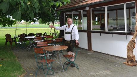 Im „Wolperdinger & Hirsch“ in Dietershofen möchte Bastian Hatzinger künftig moderne Wirtshauskultur pflegen. Bei gutem Wetter findet der Ausschank künftig auch direkt im Biergarten statt. 