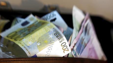 Mehrere Tausend Euro wurden einem Rentner abgeluchst.