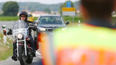 Bei einer Kontrolle hat die Polizei einen Motorradfahrer in Baar ohne Führerschein, Helm und Kennzeichen aus dem   Verkehr gezogen.