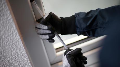 In Dietenheim sind Unbekannte in ein Firmengebäude eingebrochen und haben Bargeld gestohlen. 