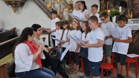 In einem Festgottesdienst feierten die Kinder der Schola St. Laurentius das 40-jährige Jubiläum ihres Chors. 	