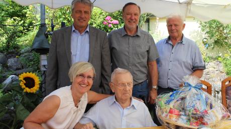 Rudolf Stelzer (vorne rechts) feierte mit Tochter Cornelia seinen 90. Geburtstag. Gerhard Unglert, Roland Biesenberger und Willy Weiske gratulierten.  	