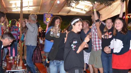 Zu später Stunde tanzten Besucher des Sommerfestes in Osterberg bei Partyliedern der Musikkapelle Heimertingen auf Bänken und Tischen. 