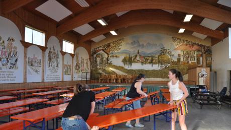 Malereien und Inschriften schmücken die Wände des Musikantenstadls in Weinried. Am Wochenende findet dort das Weinfest des Musikvereins statt – zum 25. Mal. Bei den Vorbereitungen packen alle mit an.