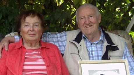 Seit 60 Jahren sind Eleonore und Josef Veh aus Egg an der Günz verheiratet. Das Bild zeigt sie an ihrem Lieblingsplatz im Garten.