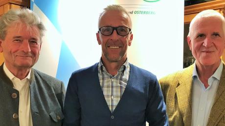 Altbürgermeister Hermann Häußler (links) und der CSU-Ortsvorsitzenden Georg Deil (rechts) gratulieren Wolfgang Berrens zur Kandidatur.  	