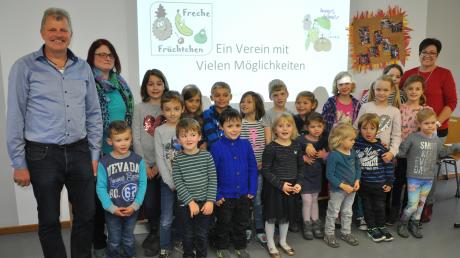 Neu gegründet: die Kindergruppe des Obst- und Gartenbauvereins Winterrieden mit Vorsitzendem Anton Weixler, Silke Gänsler und Angelika Haider (rechts).  	