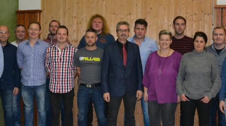 Diese Winterrieder bewerben sich bei den Kommunalwahlen im März 2020 um einen Sitz im Gemeinderat. In der Mitte des Bildes: Bürgermeister Hans-Peter Mayer. 	