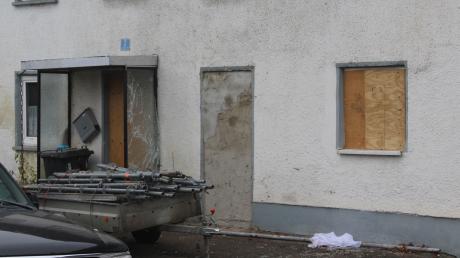 Im Illertisser Ortsteil Gannertshofen haben Spezialkräfte der Polizei dieses Haus gestürmt. Offenbar gingen Türe und Fensterscheiben dabei zu Bruch.