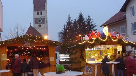 Rund um das Kulturzentrum eröffnet auch in diesem Jahr wieder der Vöhringer Weihnachtsmarkt. An mehreren Ständen können sich Besucher auf die Weihnachtszeit einstimmen.  	
