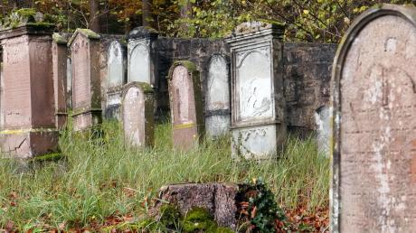 Der jüdische Friedhof nahe Osterberg hat die Jahrzehnte überdauert. 45 Grabsteine erinnern heute noch an die Gemeinde, die etwa bis zur Jahrhundertwende bestand.  	