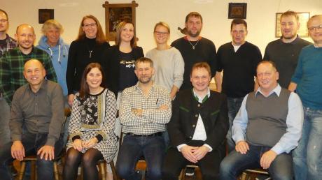 Das Bild zeigt die Bewerber der Freien Wählergemeinschaft Kettershausen für den Gemeinderat zusammen mit ihrem Bürgermeisterkandidaten Markus Koneberg (sitzend, Zweiter von rechts).