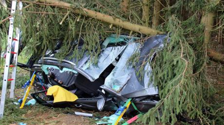 Zwischen Kirchhaslach und Ebershausen prallte eine 42-jährige Autofahrerin mit ihrem Wagen gegen zwei Bäume.  	