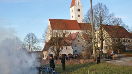 Die Schützengesellschaft Kirchhaslach verabschiedete das alte Jahr und begrüßt das Neue mit donnernden Salutschüssen. Der Bürgermeister blickte anschließend auf 2019 zurück.  	