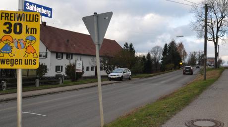 Bewohner der Straße Sahlenberg in Oberroth haben sich an die bayerische Sozialministerin gewandt, weil sie die Umbaupläne für ihre Straße für alles anders als seniorengerecht halten.  	