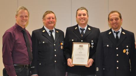 Für 25 Jahre aktiven Dienst in Dietershofen erhielt Markus Wegele das Feuerwehr-Ehrenzeichen. Gratuliert hat Kommandant Karl Danner.  	