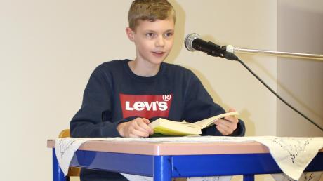 Aaron Knoll aus Wullenstetten hat den Kreisentscheid beim Vorlesewettbewerb gewonnen. Er überzeugte die Jury mit seinem Vortrag aus „Der kleine Hobbit“. 	 	