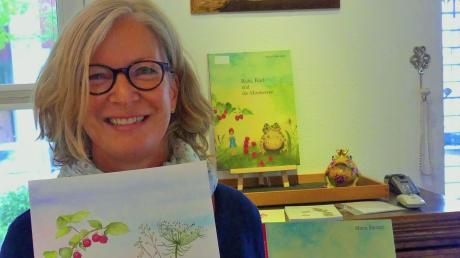 Maria Barnett mit ihrem ersten Kinderbilderbuch „Rubi, Karl und die Himbeeren“ und mit einer Zeichnung aus ihrem zweiten Buch, in dem die Geschichte fortgesetzt wird.
