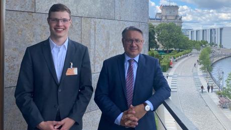 Bevor Lukas Grauer (links) als „junger Botschafter“ in die USA reist, besuchte er den Bundestagsabgeordneten Georg Nüßlein in Berlin. 	