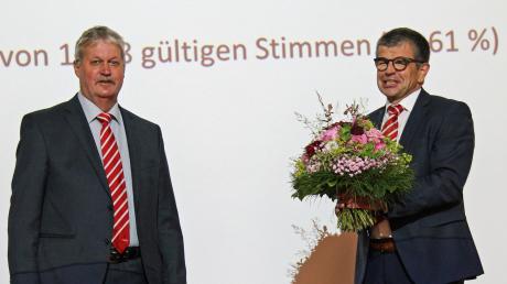 Bürgermeister-Stellvertreter Klaus Greck (links) gratulierte nach der „Verpflichtung“ Bürgermeister Christopher Eh zur zweiten Amtsperiode. 