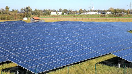 Eine solche Freiflächen-Photovoltaikanlage soll bei Ebershausen entstehen.