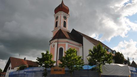 Nach Jahren der Planung wird der nordöstliche Teil der Kirchenmauer um die Pfarrkirche St. Martin in Winterrieden derzeit saniert. 	 	