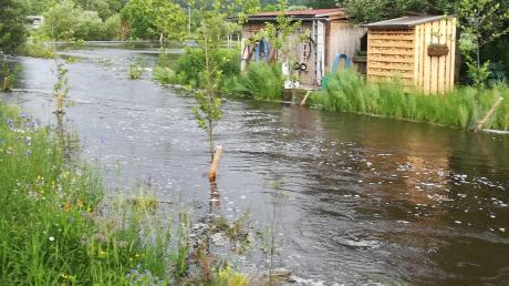 Die starken Regenfälle vom Mittwochabend haben Wiesen im südlichen Landkreis Neu-Ulm und im Unterallgäu in Seen und Bäche verwandelt.