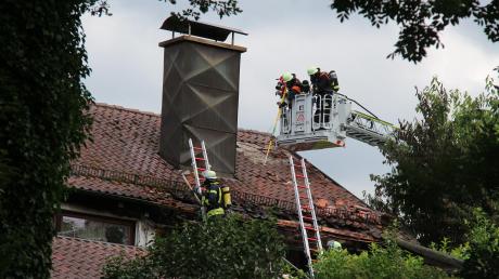 Vom Korb der Drehleiter der Illertisser Feuerwehr aus bekämpften die Einsatzkräfte einen Brand, der in einem Dach in Nordholz ausgebrochen war. 