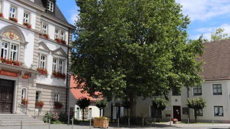 Neben dem Rathaus befindet sich das ehemalige Gasthaus Adler. Das soll nun für rund zwei Millionen Euro saniert werden.  	