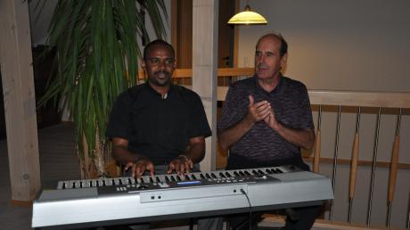 Wenn Pfarrer Francis Mirgichan (links) am Klavier sitzt, vergisst er die Welt um sich herum. Missionspfarrer Hubert Mößmer klatscht den Rhythmus. 	