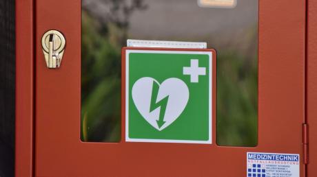 Defibrillatoren sind an vielen öffentlichen Plätzen zu finden und an dem grünen Herzsymbol mit Blitz zu erkennen. 