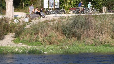 Das Illerufer ist ein beliebtes Naherholungsgebiet. Im Vöhringer Bauausschuss wurden nun Ideen gesammelt, wie der Fluss weiter aufgewertet werden könnte. 	